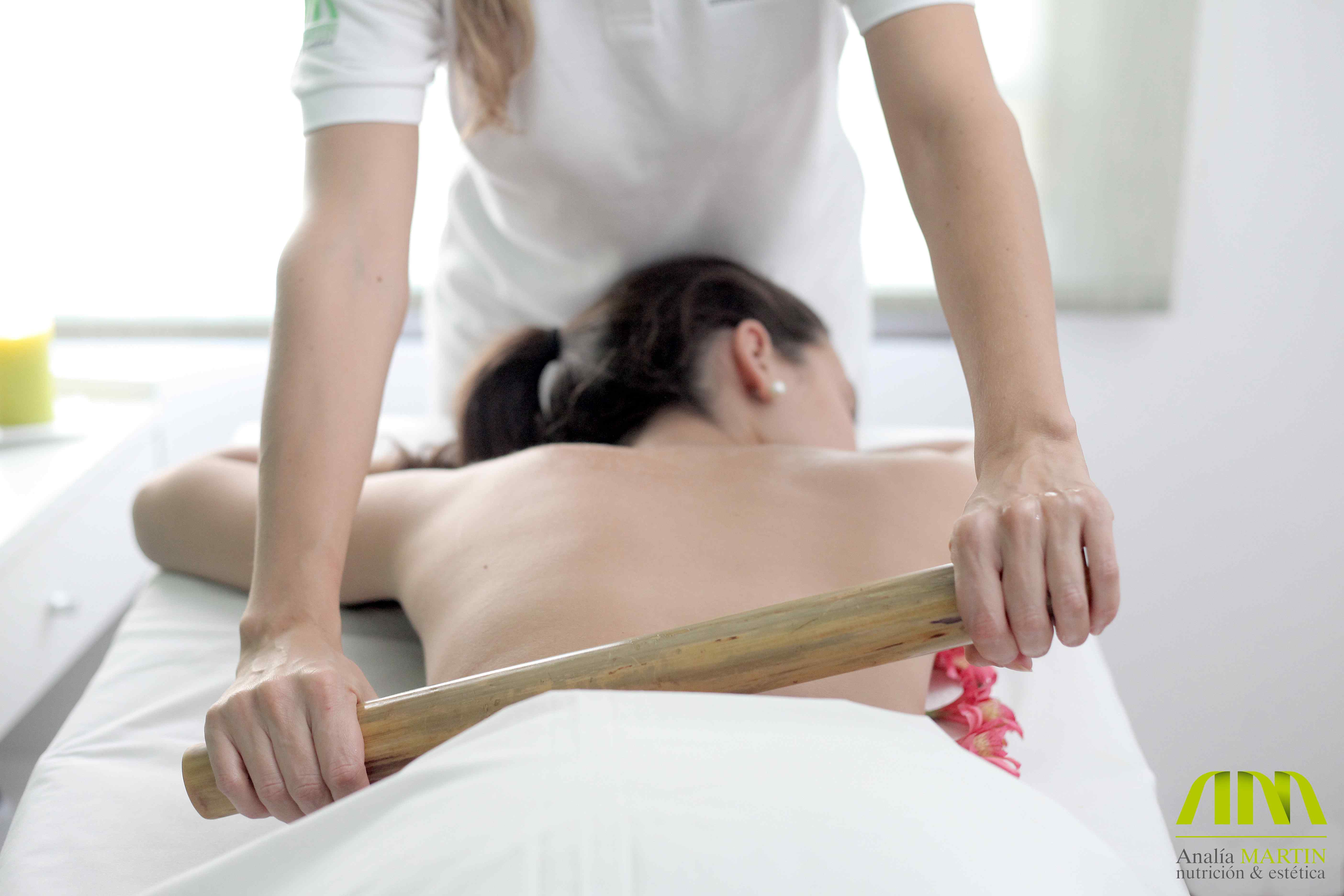 Masaje con caña de bambú